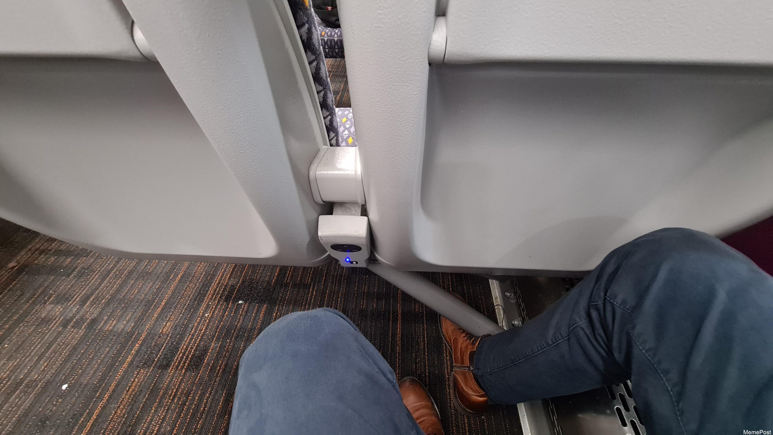 Train Seating Limitations: Diagonal Beams Cramp Your Legroom – A Comfy Travel Experience?